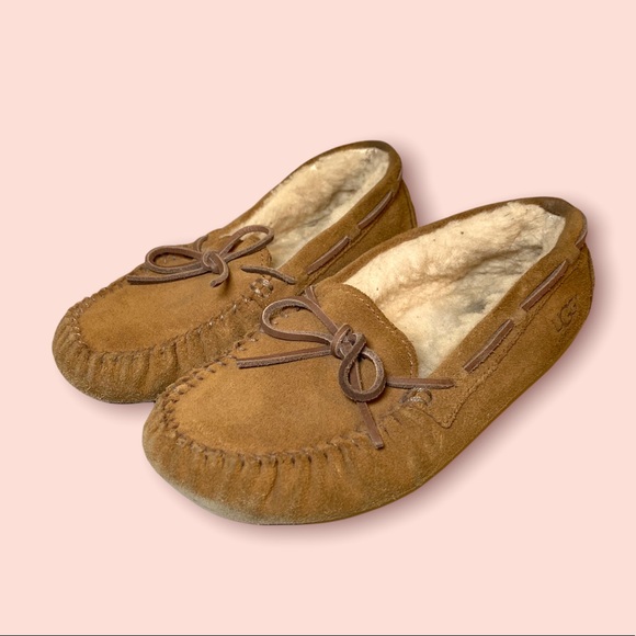 UGG Dakota Slippers (can fit both adults and kids) - Picture 3 of 6